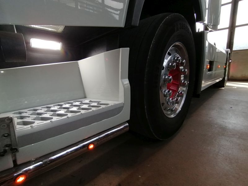 LED Arbeitsscheinwerfer ultraflach im Einstieg vom LKW